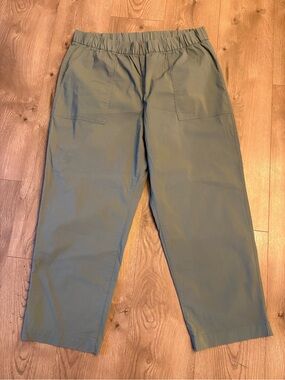 GAP Women’s Off-Duty Khaki in Green